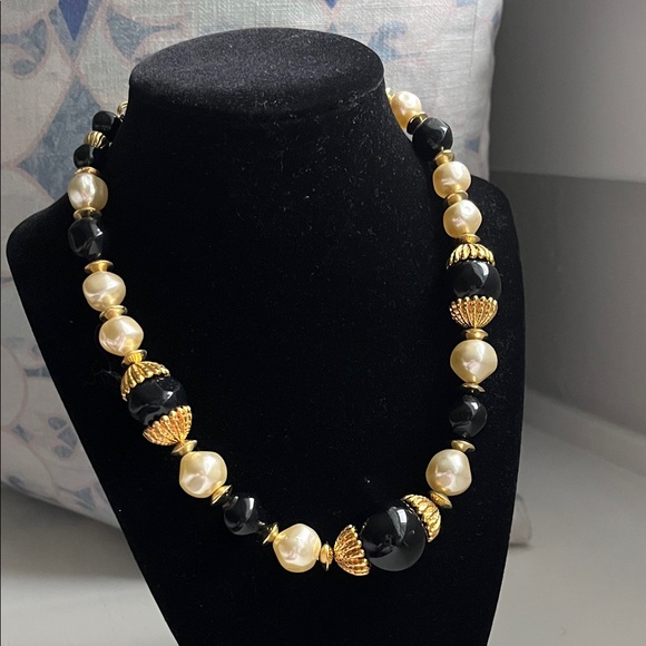 Jewelry - Elegant Black and Gold Beaded Necklace